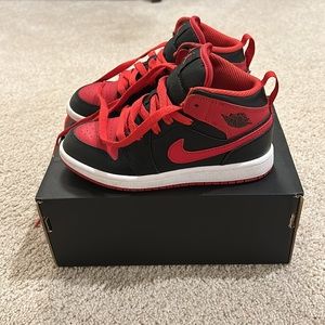 Jordan 1 Mid Shoes